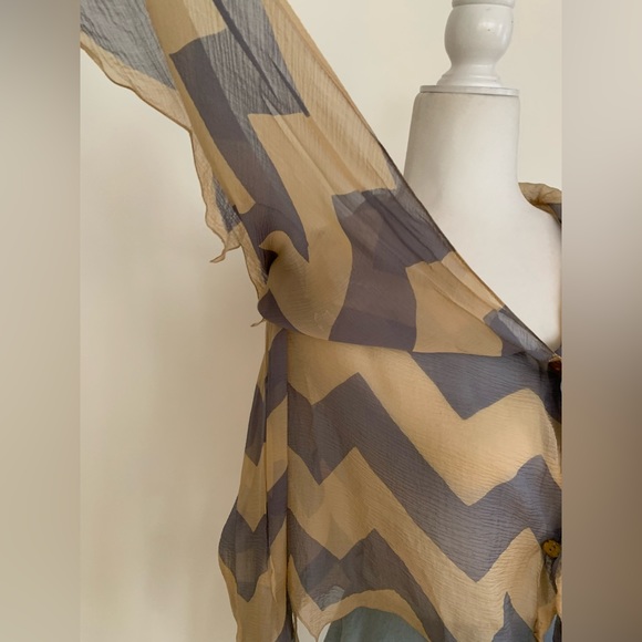 CHANEL
chevron print silk cape style blouse size M
Made in France - Picture 7 of 16